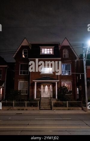 Wohnhaus in der Nacht in Toronto Kanadas Wirtschaftshauptstadt in der Provinz Ontario am 20. April 2023. Maison batiment d habitation la Stockfoto