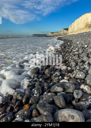 Birling Gap, Eastbourne. November 2024. Ein sonniger, aber kalter Morgen entlang der Küste von East Sussex. Sonnenschein bei Birling Gap in Eastbourne, East Sussex. Quelle: james jagger/Alamy Live News Stockfoto