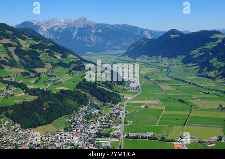 Österreich: Gleitschirmfliegen rund um'S pieljoch' Berg über Hochfügen in Tirol Stockfoto