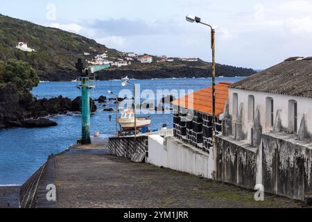 Calheta de Nesquim ist ein Fischerdorf an der Südküste der Gemeinde Lajes do Pico auf den portugiesischen Azoren. Stockfoto