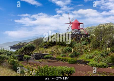 Mourricão Windmühle ist eine restaurierte traditionelle Windmühle im Dorf Calheta do Nesquim auf der Insel Pico auf den Azoren. Stockfoto