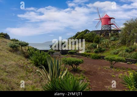 Mourricão Windmühle ist eine restaurierte traditionelle Windmühle im Dorf Calheta do Nesquim auf der Insel Pico auf den Azoren. Stockfoto