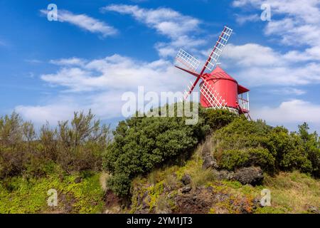 Mourricão Windmühle ist eine restaurierte traditionelle Windmühle im Dorf Calheta do Nesquim auf der Insel Pico auf den Azoren. Stockfoto