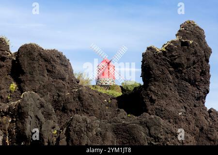 Mourricão Windmühle ist eine restaurierte traditionelle Windmühle im Dorf Calheta do Nesquim auf der Insel Pico auf den Azoren. Stockfoto