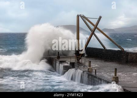 Der Hafen von Areia Larga befindet sich in Areia Larga, Madalena do Pico, auf der Insel Pico auf den Azoren. Stockfoto