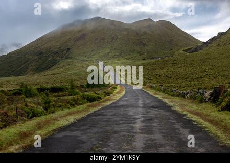 Vulkanische Landschaft entlang der Caminho das Lagoas auf Pico Island, Azoren. Stockfoto