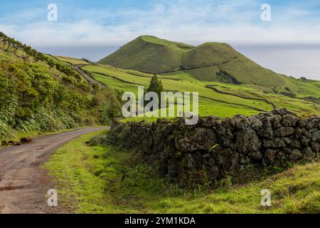 Vulkanische Landschaft entlang der Caminho das Lagoas auf Pico Island, Azoren. Stockfoto