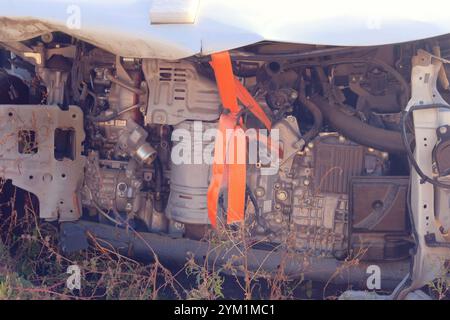 Motorhaube und Motorraum des Fahrzeugs nach einem starken Unfall. Der vordere Teil des Fahrzeugs ist stark beschädigt. Autounfall. Stockfoto