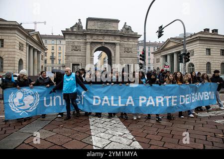 Mailand, Italien. November 2024. Marcia per i Diritti organizzata da UNICEF e sfilata dei bambiniMilano - Italia - Cronaca Mercoled&#xec;, 20 Novembre, 2024 (Foto di Marco Ottico/Lapresse) Palästinensische Demonstration Porta Genova Mailand, Italien - Nachrichten Mittwoch, 20. November 2024 (Foto von Marco Ottico/Lapresse) Credit: LaPresse/Alamy Live News Stockfoto