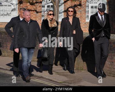 Kate Cassidy und Damian Hurley (zweite rechts) kommen zum Begräbnisdienst von Liam Payne in die St. Mary's Church in Amersham, Buckinghamshire. Bilddatum: Mittwoch, 20. November 2024. Stockfoto