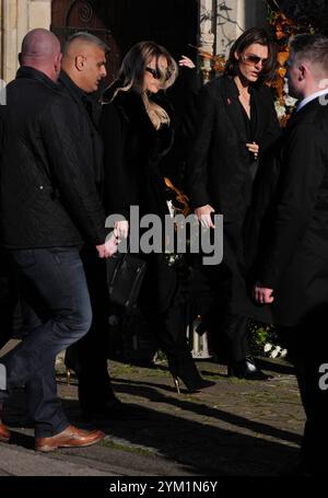 Kate Cassidy und Damian Hurley (rechts) kommen zum Begräbnisdienst der Sängerin Liam Payne in der St. Mary's Church in Amersham, Buckinghamshire. Bilddatum: Mittwoch, 20. November 2024. Stockfoto