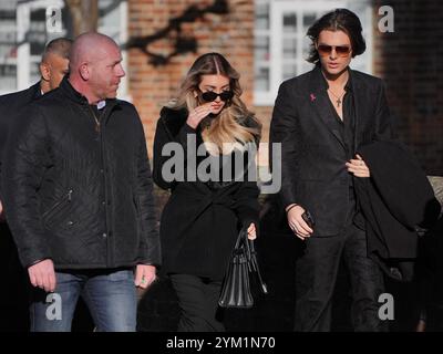 Kate Cassidy und Damian Hurley (rechts) kommen zum Begräbnisdienst der Sängerin Liam Payne in der St. Mary's Church in Amersham, Buckinghamshire. Bilddatum: Mittwoch, 20. November 2024. Stockfoto