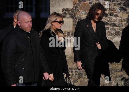 Kate Cassidy und Damian Hurley (rechts) kommen zum Begräbnisdienst der Sängerin Liam Payne in der St. Mary's Church in Amersham, Buckinghamshire. Bilddatum: Mittwoch, 20. November 2024. Stockfoto