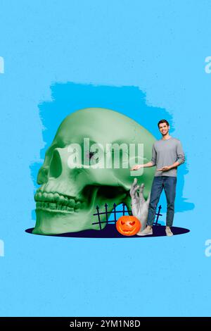 Vertikale Fotocollage des glücklichen Mannes Zauberer Show Friedhof okkultes Ritual Zombie Hand Kürbis riesiger Schädel isoliert auf gemaltem Hintergrund Stockfoto