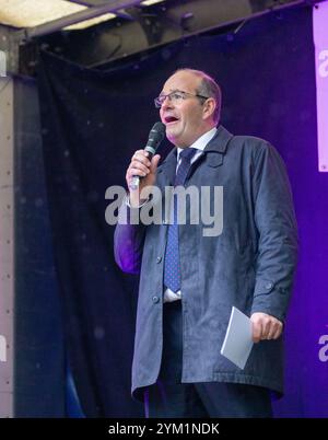 London, England, Großbritannien. 19. November 2024 Tom Bradshaw hält eine Rede vor Farmers Protest Whitehall außerhalb der Downing Street Credit: Richard Lincoln/Alamy Live News Stockfoto