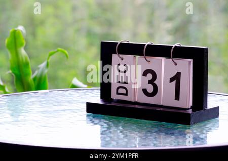 Dezember-Kalender 31 auf Marmortisch mit anpassbarem Platz für Text. Dezember-Kalenderkonzept. Stockfoto