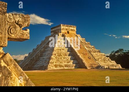 El Castillo (Piramide de Kukulcan), Blick von Plataforma de las Aguilas y Jaguares, Chichen Itza archäologische Stätte, Yucatan, Mexiko Stockfoto