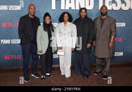 Los Angeles, ca. 19. November 2024. Pauletta Washington, Katia Washington, Malcolm Washington, John David Washington, Denzel Washington, bei der Premiere von Netflix's The Piano Lektion am 19. November 2024 im Egyptian Theater in Los Angeles, Kalifornien. Quelle: Faye Sadou/Media Punch/Alamy Live News Stockfoto