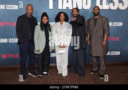 Los Angeles, ca. 19. November 2024. Pauletta Washington, Katia Washington, Malcolm Washington, John David Washington, Denzel Washington, bei der Premiere von Netflix's The Piano Lektion am 19. November 2024 im Egyptian Theater in Los Angeles, Kalifornien. Quelle: Faye Sadou/Media Punch/Alamy Live News Stockfoto