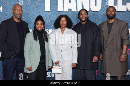 Los Angeles, ca. 19. November 2024. Pauletta Washington, Katia Washington, Malcolm Washington, John David Washington, Denzel Washington, bei der Premiere von Netflix's The Piano Lektion am 19. November 2024 im Egyptian Theater in Los Angeles, Kalifornien. Quelle: Faye Sadou/Media Punch/Alamy Live News Stockfoto