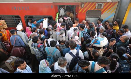 Am Bahnhof in Vadodara, Gujarat, Indien, drängen sich viele Passagiere um einen Zug Stockfoto