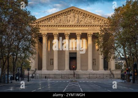 Paris, Frankreich - 11 14 2024: Sehen Sie die Fassade der Madeleine-Kirche bei Sonnenuntergang Stockfoto