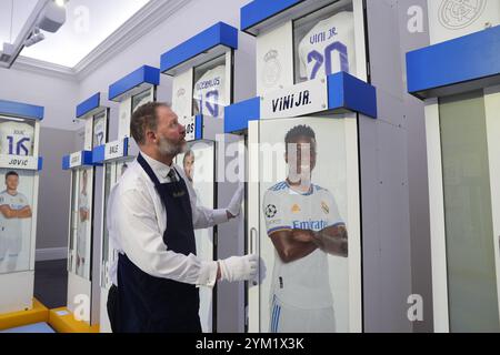 Ein Schließfach, das Vinicius Junior in den Jahreszeiten (2020/21-2021-22) benutzte, ist die Umkleidekabine der ersten Mannschaft von Real Madrid im Santiago Bernabeu Stadion in Sotheby's in London zu sehen, die sie online versteigern, wobei ein Teil des Erlöses an die Real Madrid Foundation geht. Bilddatum: Mittwoch, 20. November 2024. Stockfoto