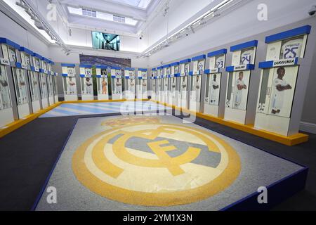 Das Real Madrid Santiago Bernabeu Stadion 2001/02-2021/22 Mosaik und Schließfächer, die in der Umkleidekabine der ersten Mannschaft von Real Madrid im Santiago Bernabeu Stadion im Sotheby's in London verwendet wurden, die sie online versteigern, wobei ein Teil des Erlöses an die Real Madrid Foundation geht. Bilddatum: Mittwoch, 20. November 2024. Stockfoto