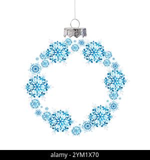 Schneeflocken blaues dekoratives Ornament in Form von Weihnachtsschmuck mit Kopierraum in der Mitte innen isoliert auf weißem Hintergrund mit Beschneidungspfad. I Stockfoto