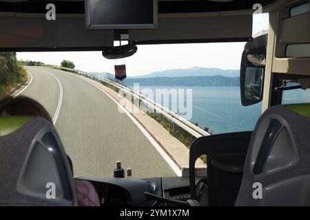 Fahrer Blick auf die Windschutzscheibe von einer öffentlichen Busfahrt; Busfahrt auf der gut gepflegten neuen Straße von Split nach Dubrovnik in Kroatien. (138) Stockfoto