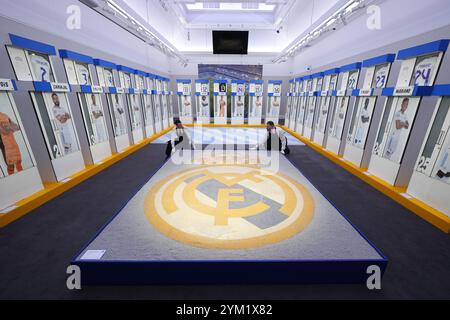 Das Real Madrid Santiago Bernabeu Stadion 2001/02-2021/22 Mosaik und Schließfächer, die in der Umkleidekabine der ersten Mannschaft von Real Madrid im Santiago Bernabeu Stadion im Sotheby's in London verwendet wurden, die sie online versteigern, wobei ein Teil des Erlöses an die Real Madrid Foundation geht. Bilddatum: Mittwoch, 20. November 2024. Stockfoto