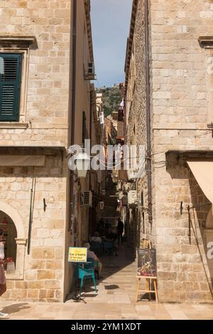 Enge Fußgängerzone/Straße/Pfad/Fußgängerzone zwischen zwei Gebäuden in der historischen Altstadt von Dubrovnik. (138) Stockfoto