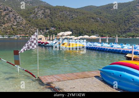 Blick auf den Strand der Blauen Lagune mit Freizeitbooten und Katamaranen, die an einem sonnigen Sommertag vermietet werden können, Oludeniz, Türkei Stockfoto