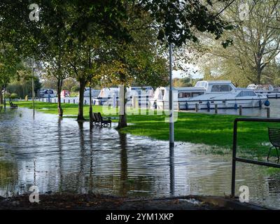 Überfluteter Pfad am Quay in Beccles Suffolk Stockfoto