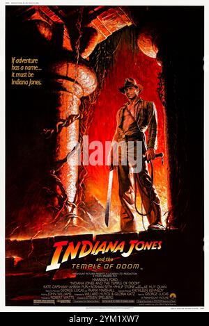 Indiana Jones and the Temple of Doom (1984) von Steven Spielberg mit Harrison Ford, Kate Capshaw und Ke Huy Quan. Ein Archäologe betritt einen antiken Tempel in Indien, um einen heiligen Stein zu bergen und versklavte Kinder zu retten. Foto eines Original-Posters aus dem Jahr 1984 mit einem Blatt aus den USA mit einem Kunstwerk von Bruce Wolfe ***NUR FÜR REDAKTIONELLE VERWENDUNG***. Quelle: BFA / Paramount Pictures Stockfoto