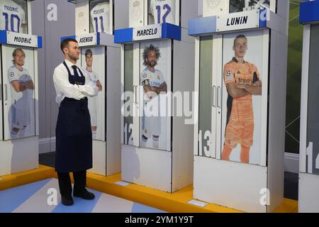 Schließfächer, die in der Umkleidekabine der ersten Mannschaft von Real Madrid im Santiago Bernabeu Stadion im Sotheby's in London verwendet wurden, die sie online versteigern, wobei ein Teil des Erlöses an die Real Madrid Foundation geht. Bilddatum: Mittwoch, 20. November 2024. Stockfoto