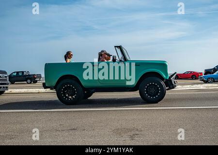 Gulfport, MS - 04. Oktober 2023: Weitwinkel-Seitenansicht eines Customized 1966 International Harvester Scout 800 SUV auf einer lokalen Autoshow. Stockfoto