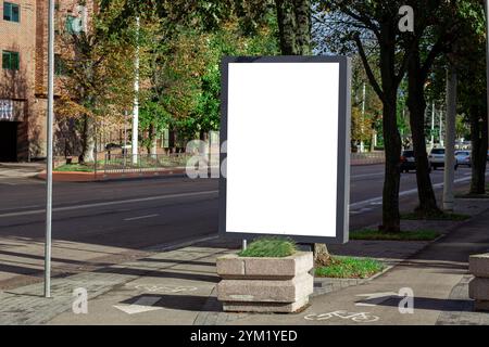 Vertikale leere weiße Straßenplakette in der Stadt. Werbebanner mit Kopierbereich. Mock-Up. Leerzeichen für Text Stockfoto