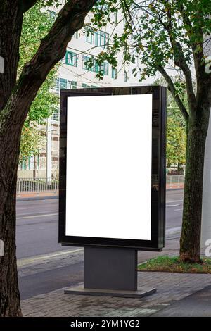 Vertikale leere weiße Straßenplakette in der Stadt. Werbebanner mit Kopierbereich. Mock-Up Stockfoto