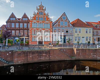 Stade, Niedersachsen, Deutschland - 29. Mai 2021: Historische Häuser am Hansehafen in der Altstadt der Hansestadt Stade Stockfoto