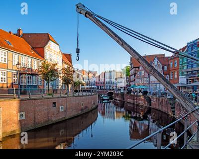 Stade, Niedersachsen, Deutschland - 29. Mai 2021: Historische Häuser und Krane am Hansehafen in der Altstadt der Hansestadt Stade Stockfoto