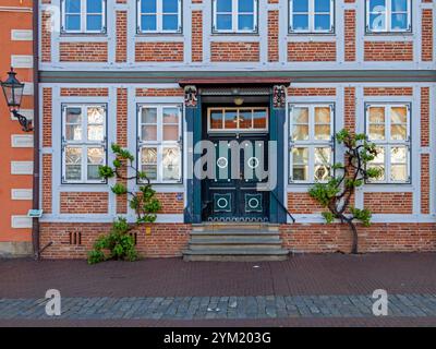 Stade, Niedersachsen, Deutschland - 29. Mai 2021: Außenaufnahme eines historischen Fachwerkhauses mit verzierter Tür in der Altstadt der Hansestadt Stockfoto