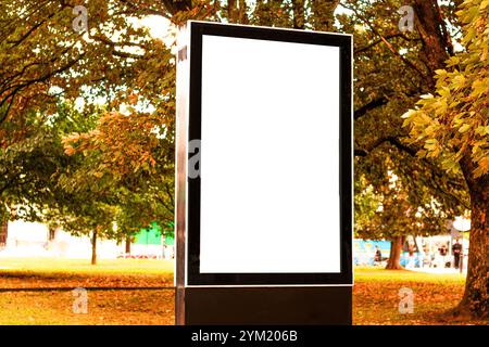 Vertikale leere weiße Straßenplakette in der Stadt. Werbebanner mit Kopierbereich. Mock-Up. Leerzeichen für Text Stockfoto