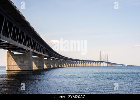 Die Oresundbrücke ist eine Eisenbahnbrücke über die Oresundstraße zwischen Dänemark und Schweden, die 2000 für den Verkehr eröffnet wurde. Stockfoto