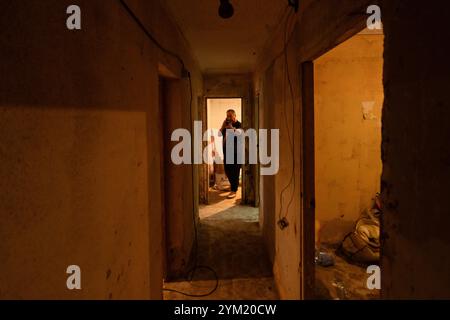 Alfafar, Spanien - 19. November 2024. Vicente, wohnhaft in Alfafar an der Torrente Avenue vor dem parque Alcosa, ließ sein Haus vollständig vom Wasserstrom untertauchen. Er zeigt die Höhe, die durch die Flut erreicht wurde, und zwei Fotos, die von derselben Stelle aufgenommen wurden, zum Fenster und zu den Straßenverhältnissen. In weniger als 15 Minuten stieg das Wasser um mehr als 1 Meter und das Motorrad (auf dem Foto) wurde weggefegt. Zu diesem Zeitpunkt hatten die Behörden noch nicht den roten Alarm gemeldet. Quelle: Roberto Arosio/Alamy Live News Stockfoto