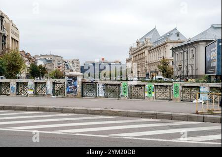 Bukarest, Rumänien - 1. Oktober 2015: Eine Brücke in Bukarest mit Plakaten und Graffitis, im Hintergrund ein Einkaufszentrum mit prominenten Schildern von McDonald und Koton, die moderne und urbane Elemente miteinander verbinden Stockfoto
