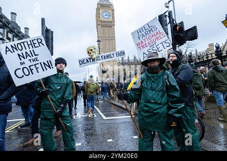 London, Großbritannien. November 2024. Bauern marschieren in London, um gegen die Änderung der Labour-Steuer zu protestieren, mit Plakaten vor dem Palace of Westminster Stockfoto