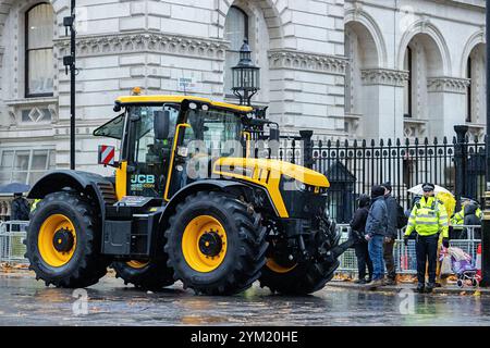 London, Großbritannien. November 2024. Ein Traktor fuhr nach dem bauernmarsch an der Downing Street vorbei. Stockfoto