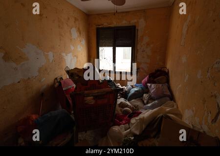 Alfafar, Spanien - 19. November 2024. Vicente, wohnhaft in Alfafar an der Torrente Avenue vor dem parque Alcosa, ließ sein Haus vollständig vom Wasserstrom untertauchen. Er zeigt die Höhe, die durch die Flut erreicht wurde, und zwei Fotos, die von derselben Stelle aufgenommen wurden, zum Fenster und zu den Straßenverhältnissen. In weniger als 15 Minuten stieg das Wasser um mehr als 1 Meter und das Motorrad (auf dem Foto) wurde weggefegt. Zu diesem Zeitpunkt hatten die Behörden noch nicht den roten Alarm gemeldet. Quelle: Roberto Arosio/Alamy Live News Stockfoto