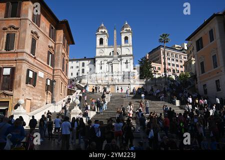 Rom, Italien - 31. Oktober 2024: Eine Menge Touristen an der Piazza di Spagna am Fuße der Spanischen Treppe in Rom. Stockfoto